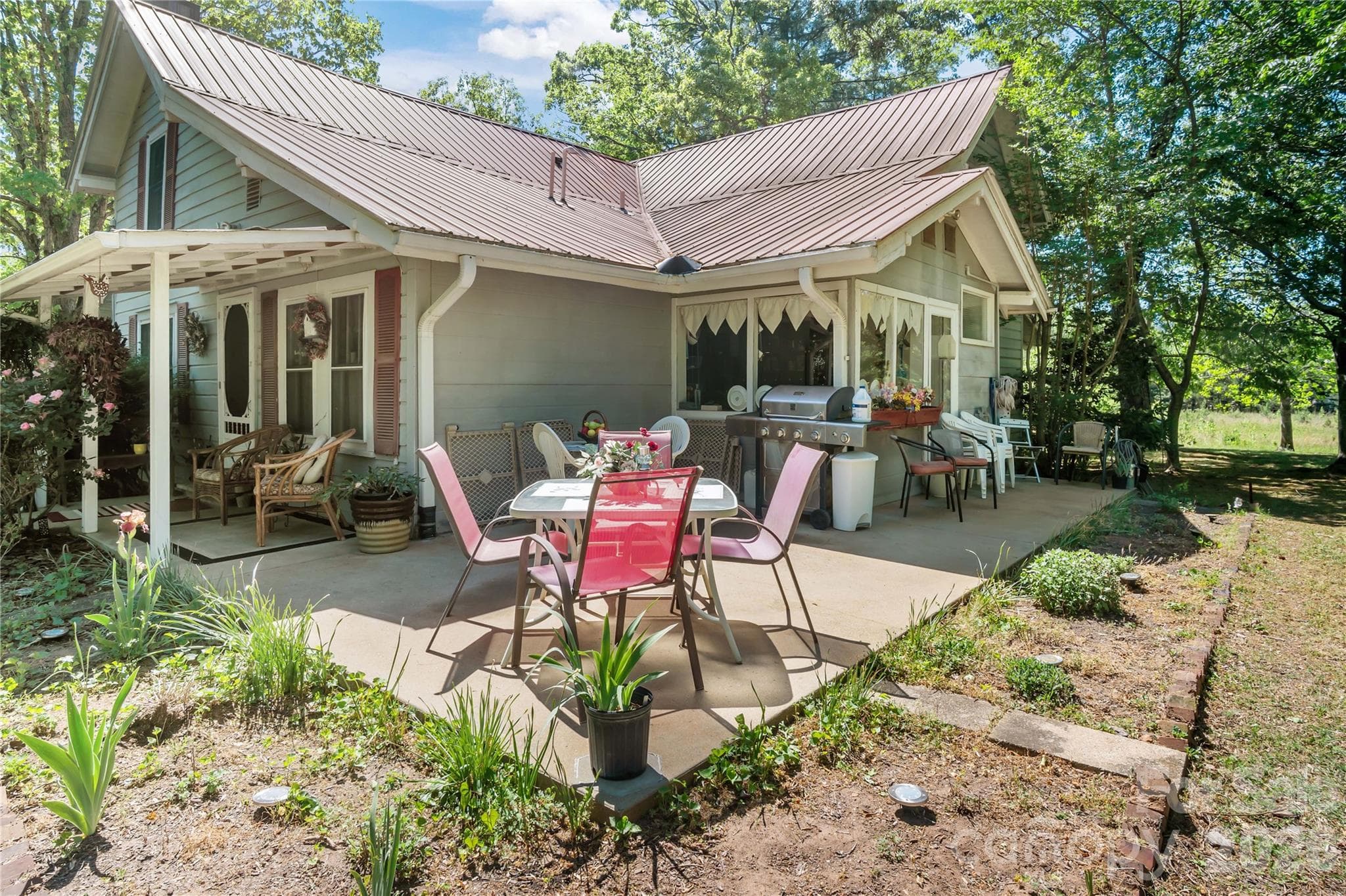 Single Family Residence at 283 Constant Lane, Columbus, photo 8 of 48