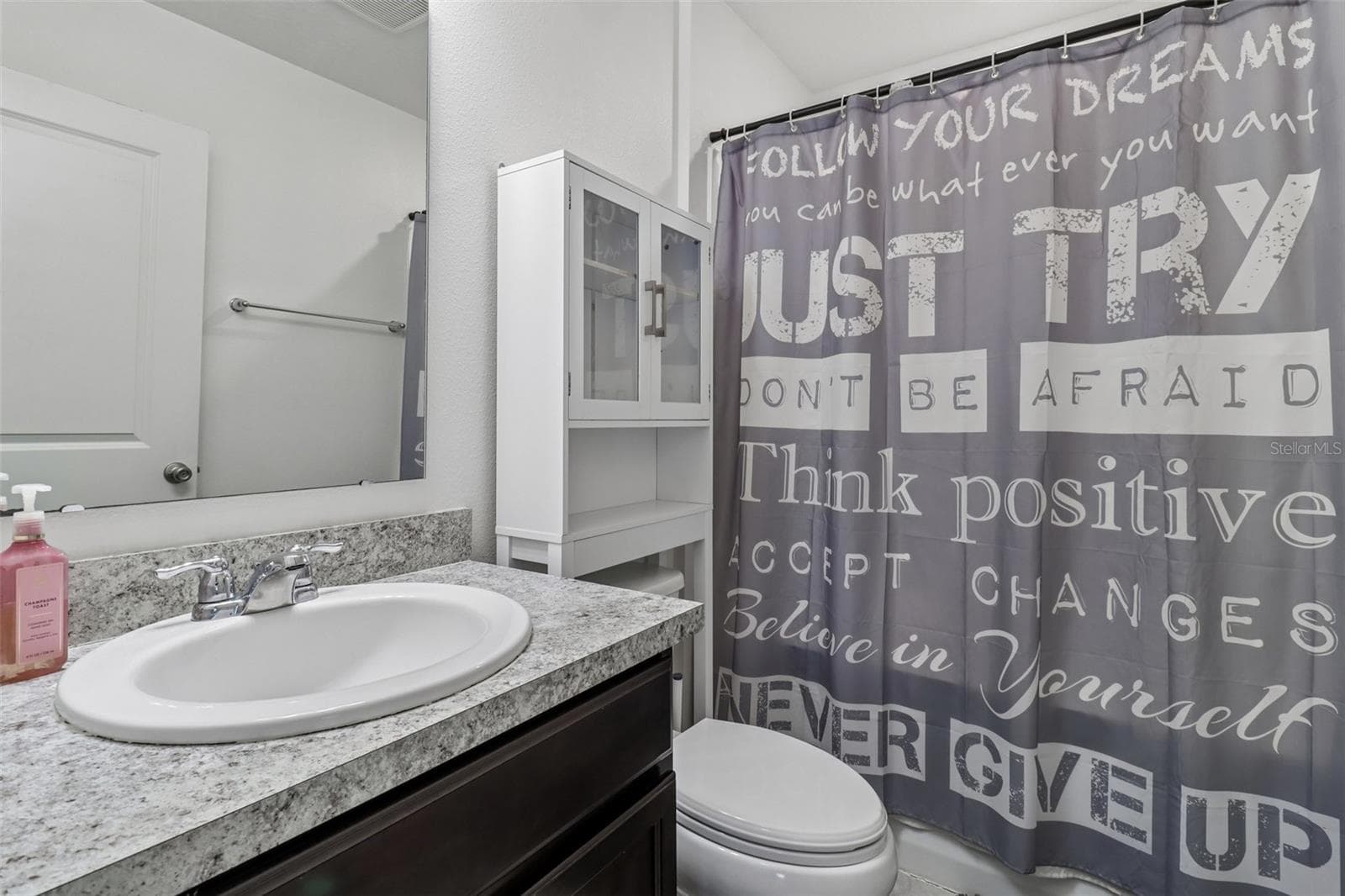 Main floor full bath. - 2082 FICUS ST, MASCOTTE