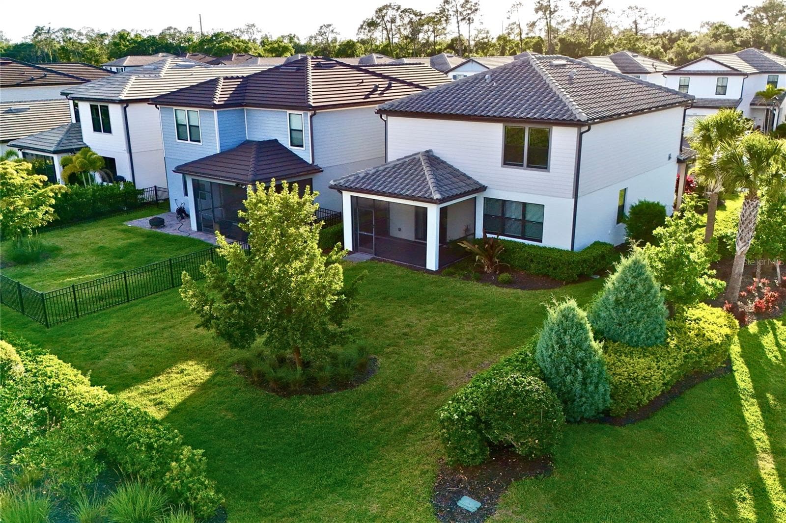 Single Family Residence at 6111 BLUESTAR CT, LAKEWOOD RANCH, photo 9 of 88