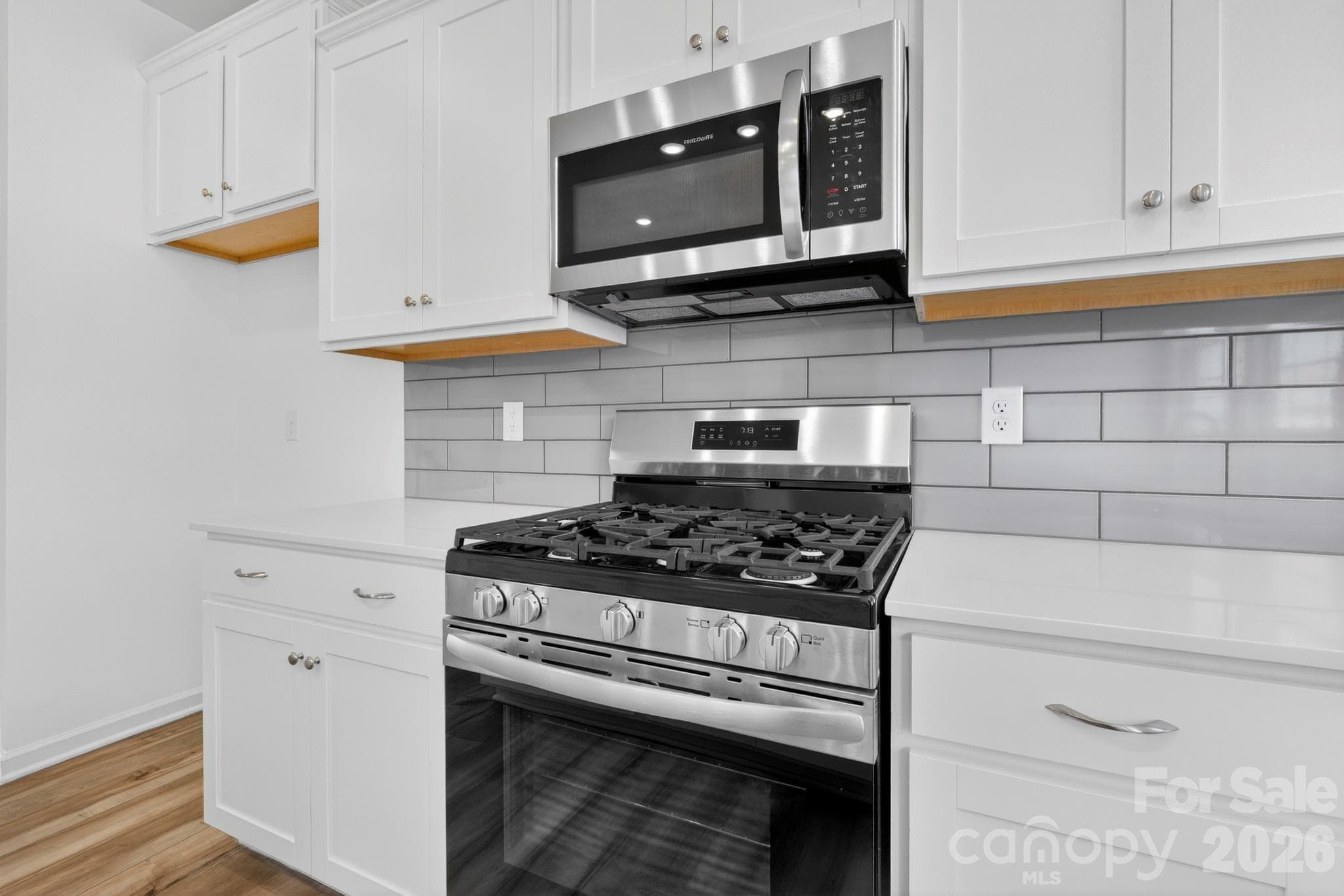 5-burner gas stove with vented microwave - 107 Nablus Trail, Mooresville