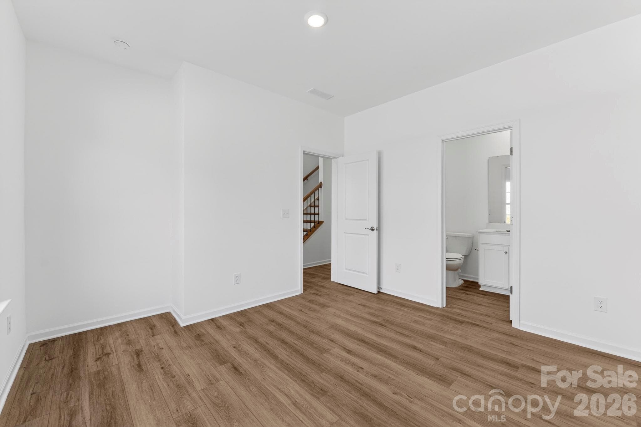 1sr floor guest room with ensuite bathroom - Mooresville