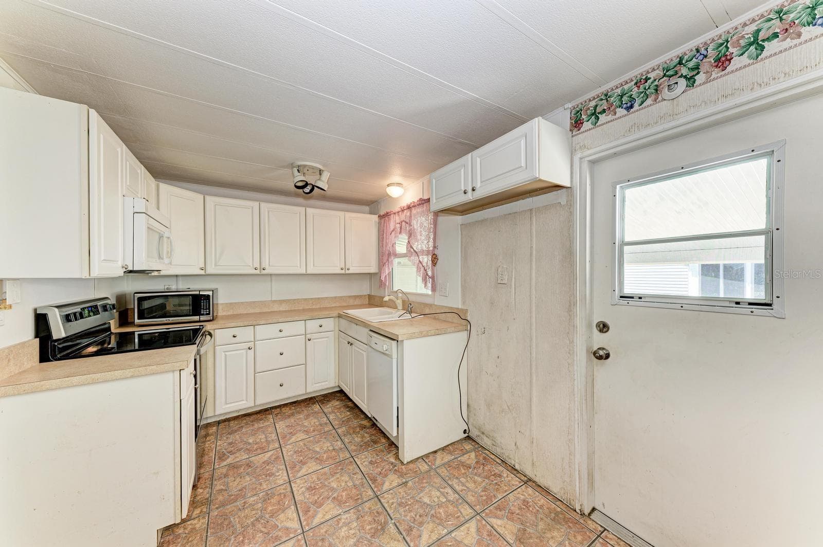 Your efficient kitchen - 348 TROPIC DR, OSPREY