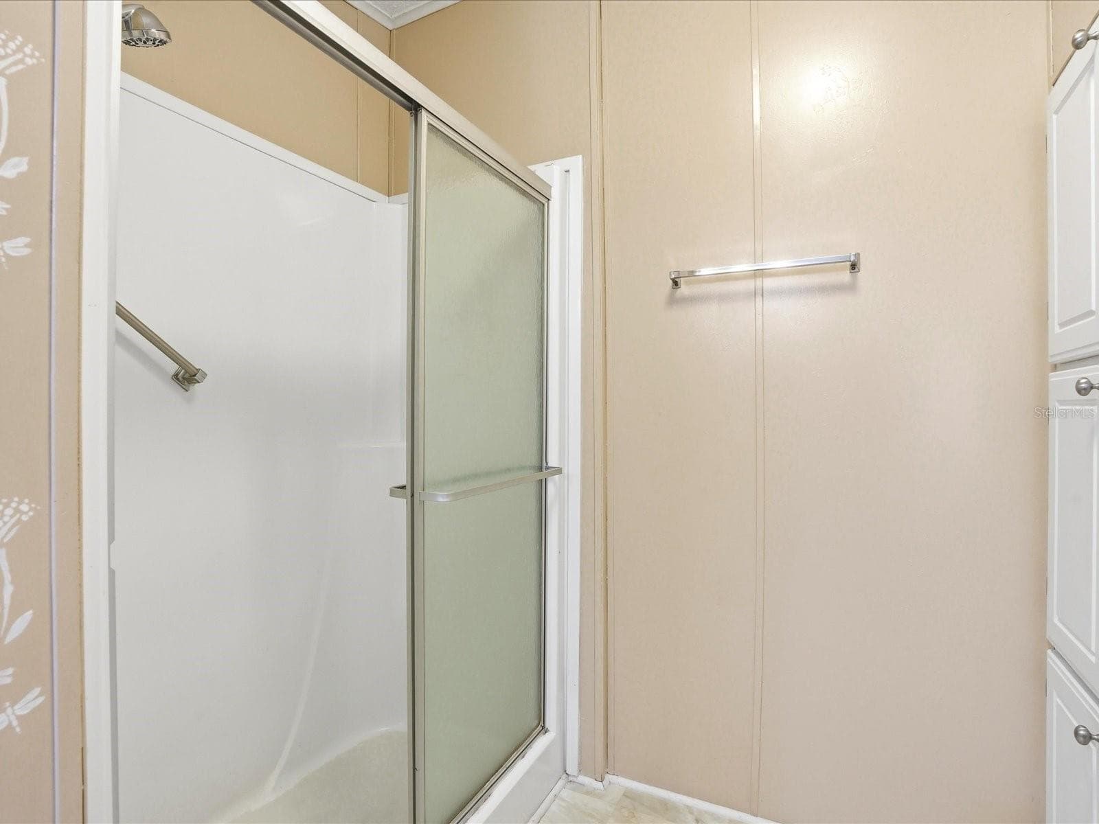 Walk-in shower - 6144 REDWING AVE, ENGLEWOOD