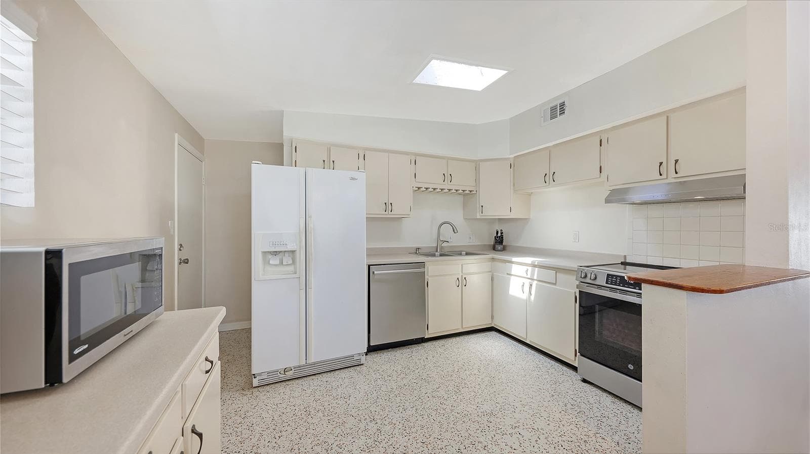 sky light in the kitchen - 3008 BOWDOIN PL, BRADENTON