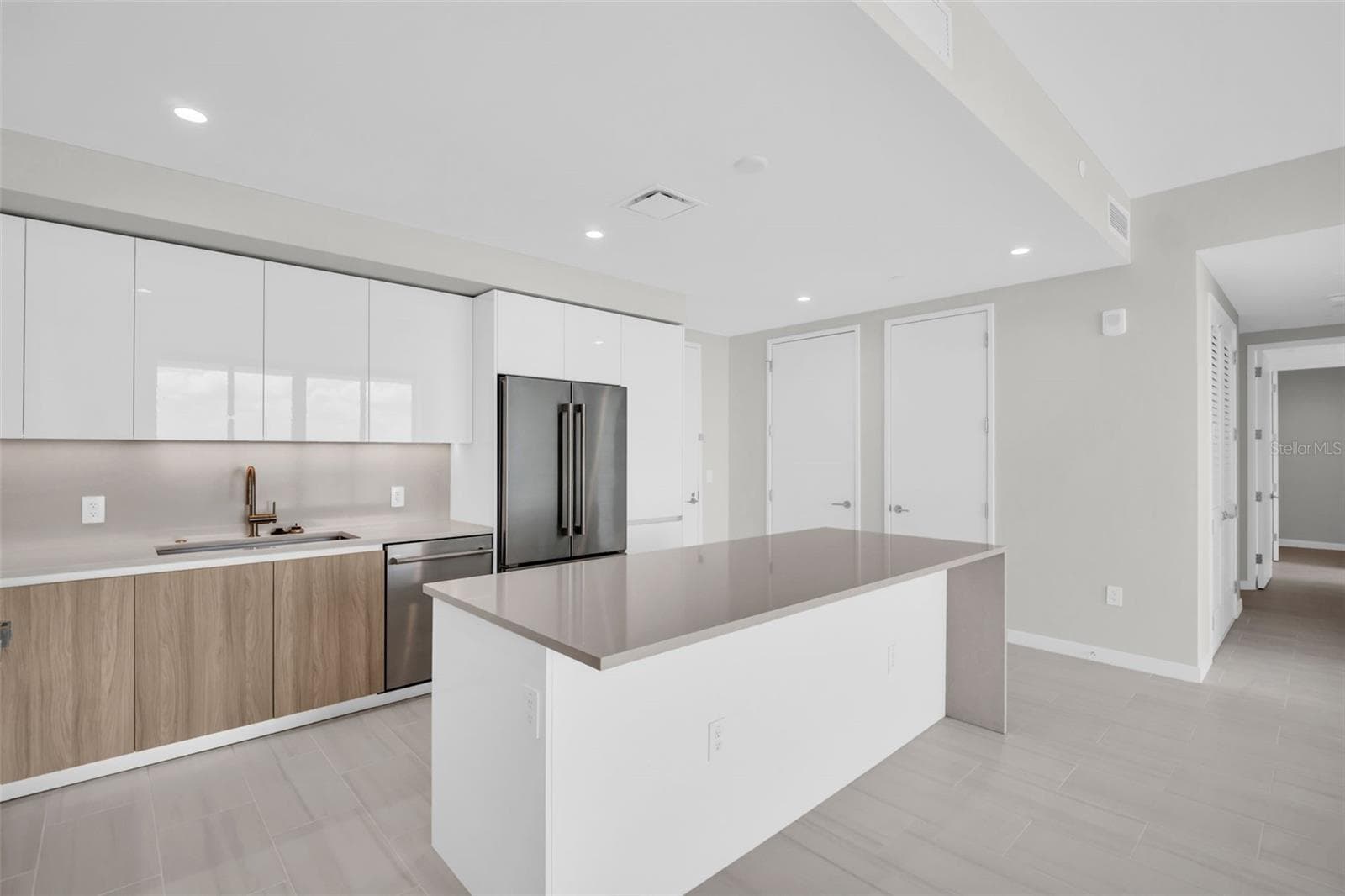 Condominium at 400 CENTRAL AVE #3603, ST PETERSBURG, photo 8 of 77