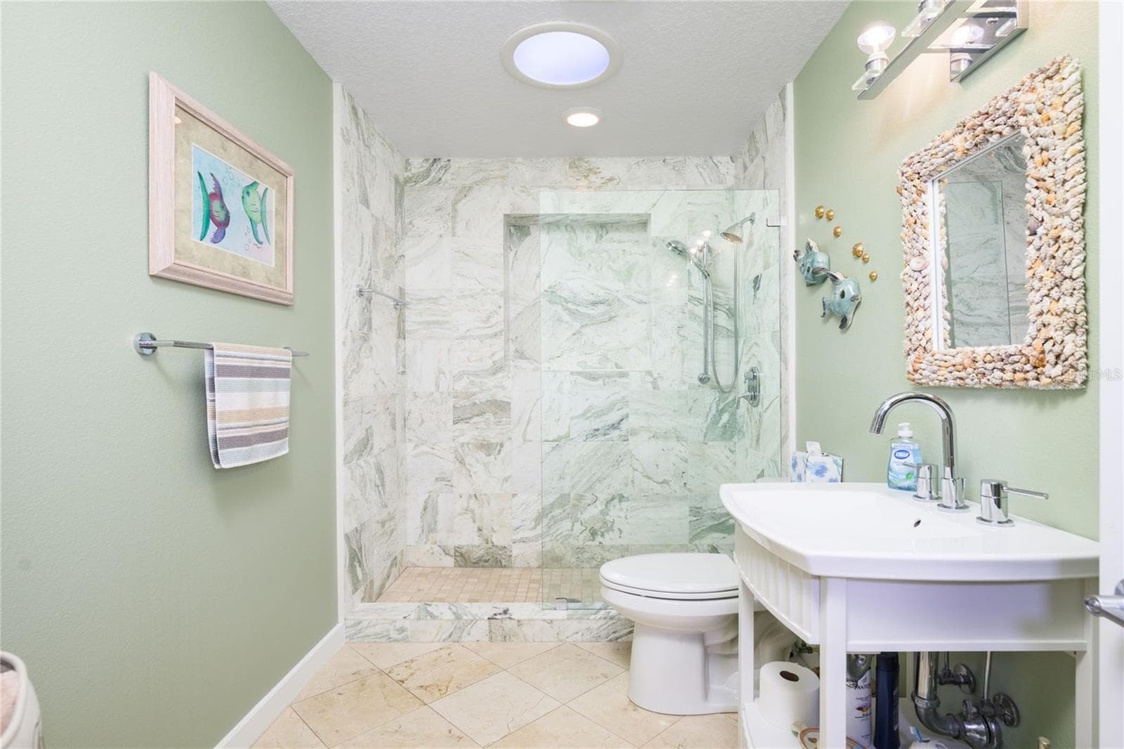 Main level full bath. - 1504 N ATLANTIC AVE, DAYTONA BEACH
