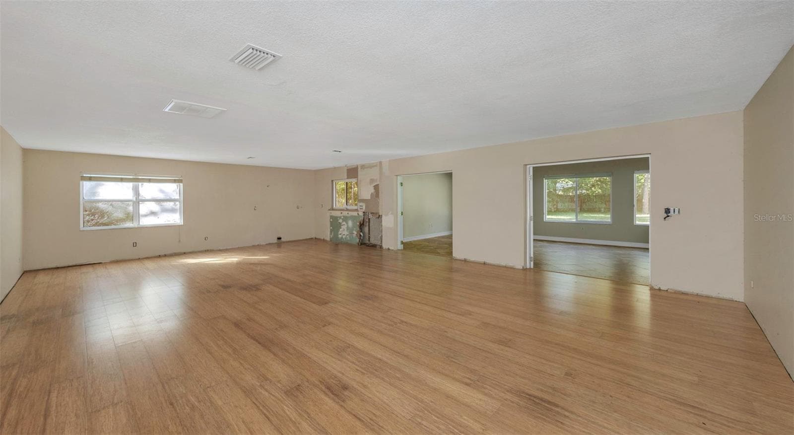 Living Room - 4101 WINDTREE DR, TAMPA