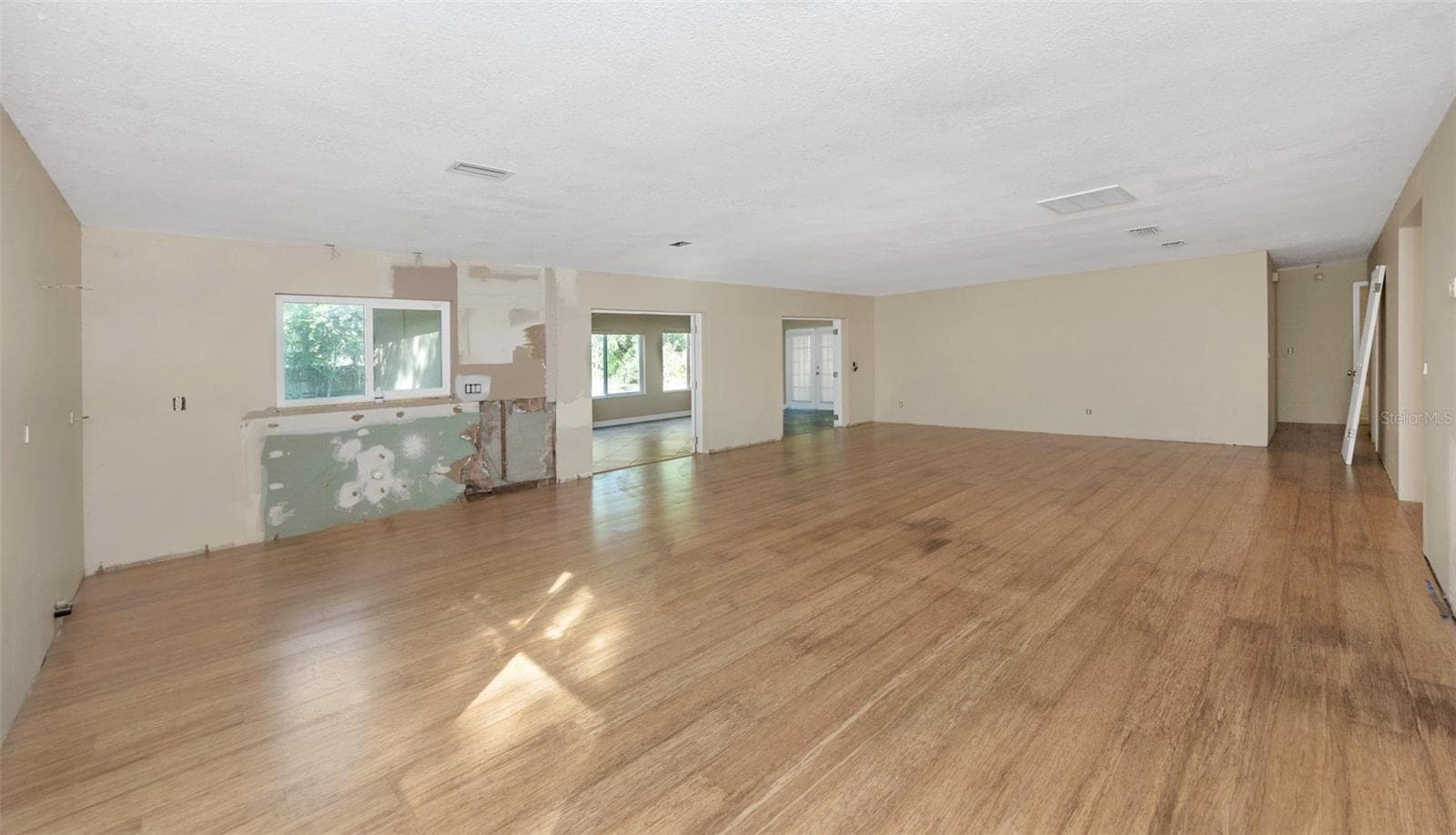 Living Room - Reverse View - 4101 WINDTREE DR, TAMPA