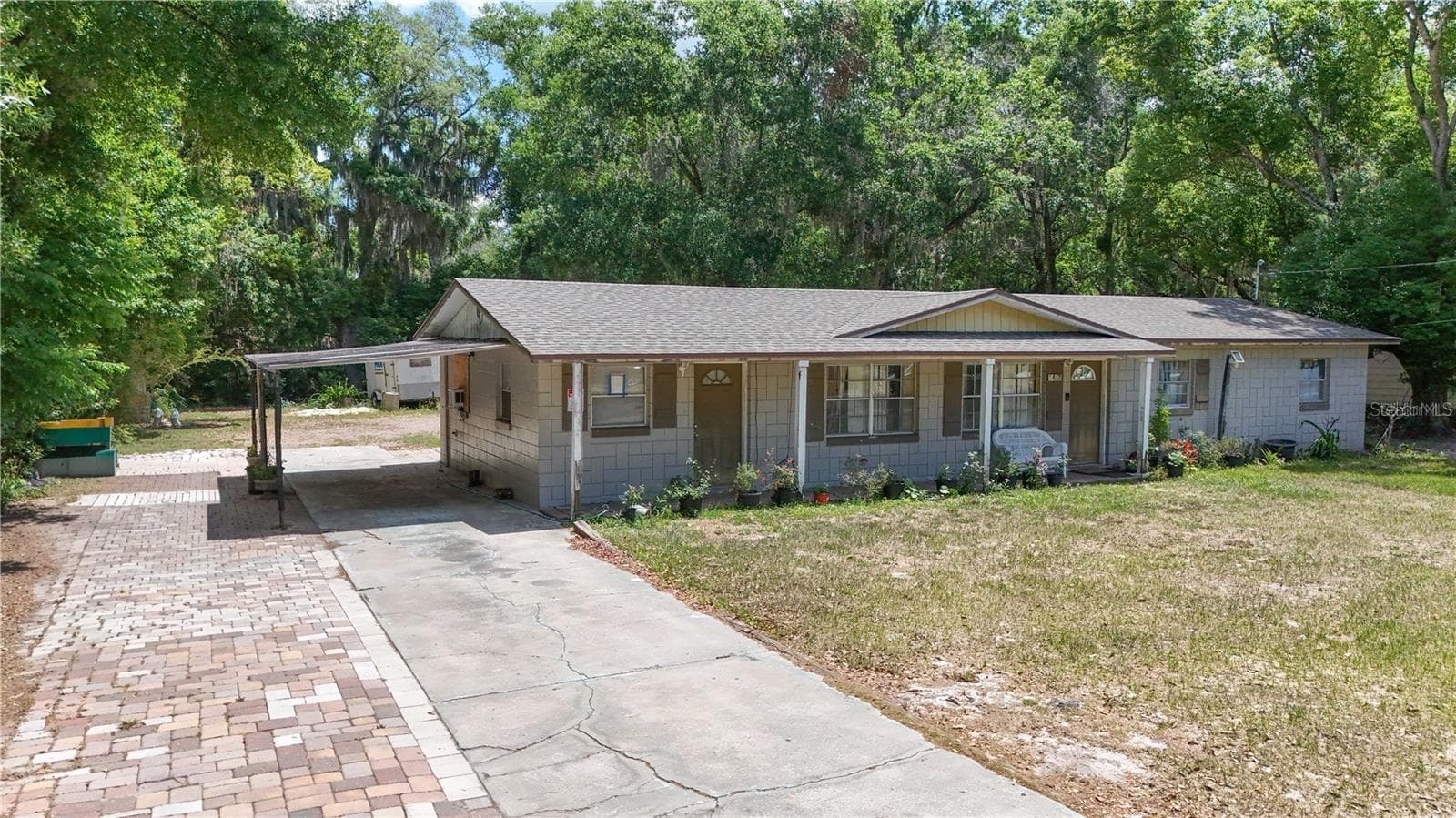 Driveway and Car Port - 1400 N SIMPSON ST, MOUNT DORA