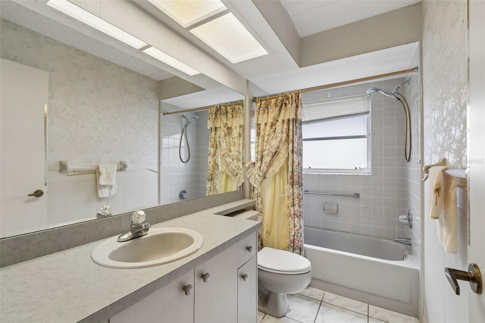 Guest Bathroom - 4643 SANDPOINTE DR, NEW PORT RICHEY