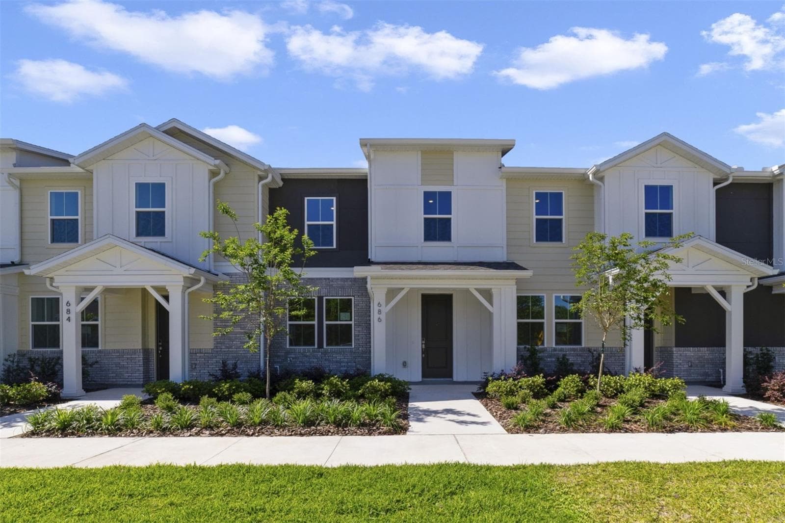 686 LOLA LN