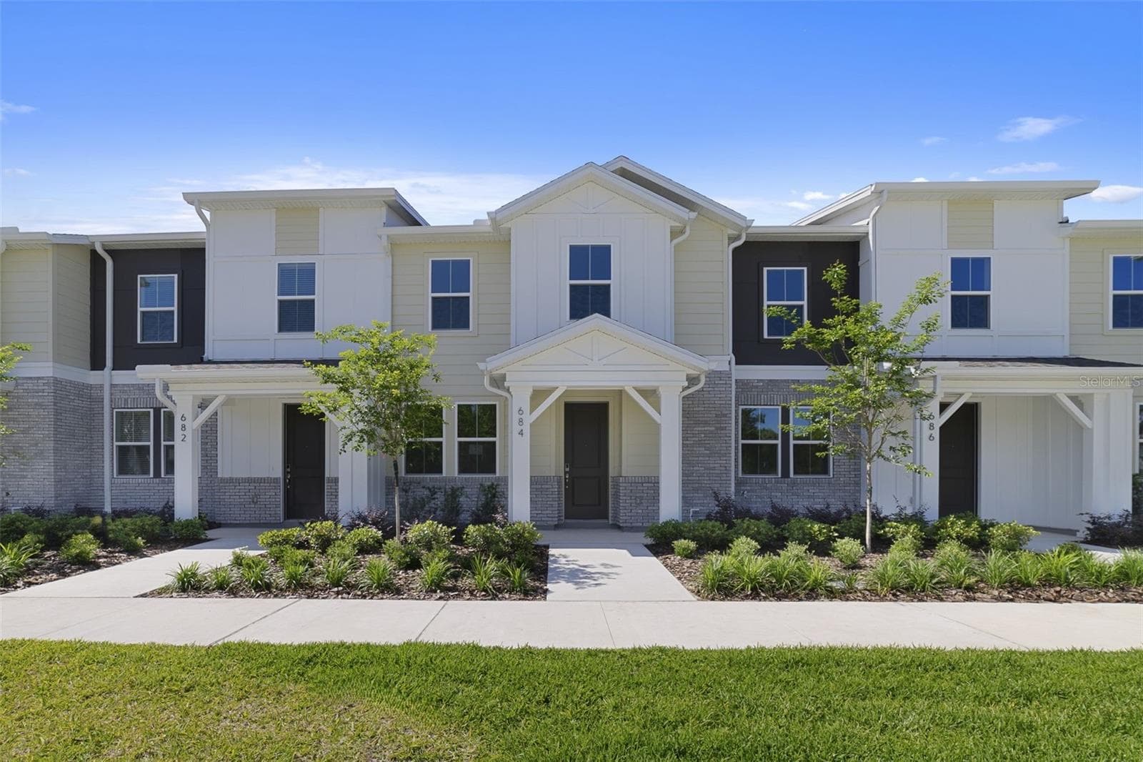 684 LOLA LN