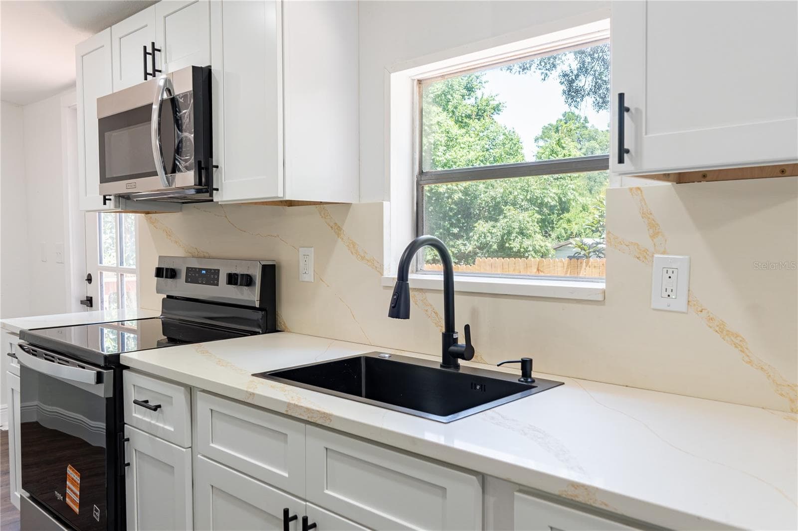 Updated Kitchen – Stainless Steel Range Included - 1809 NE 162ND ST, CITRA
