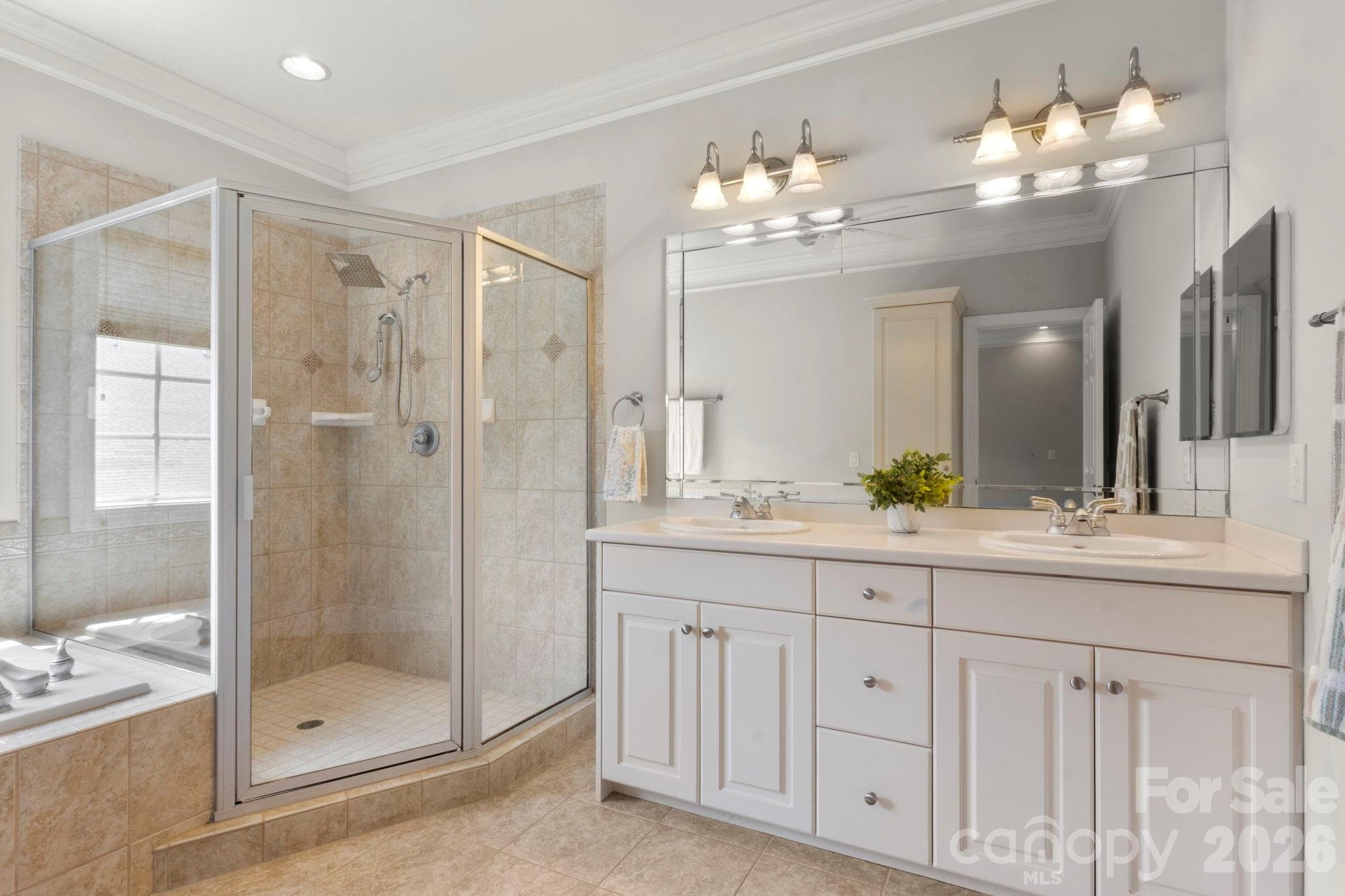 Primary Bathroom with dual sinks. - 705 Congressional Lane, Fort Mill