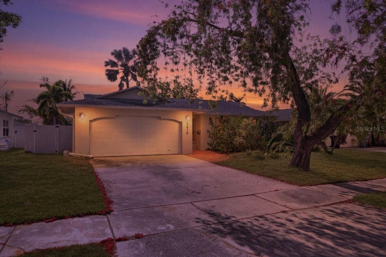 Single Family Residence at 5810 VENETIAN BLVD NE, ST PETERSBURG, photo 2 of 28