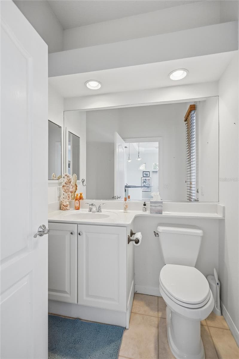 1/2 bath from kitchen to lanai - 758 PLANTERS MANOR WAY, BRADENTON