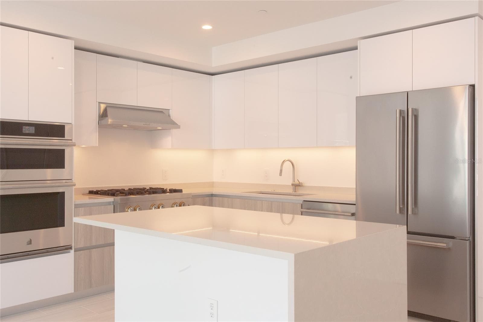 Condominium at 400 CENTRAL AVE #1003, ST PETERSBURG, photo 8 of 50