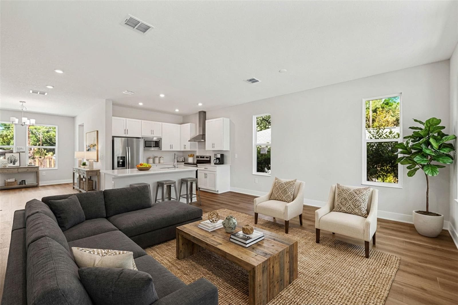 Virtual Staged Living Room - 1005 W CYPRESS ST #1, TAMPA