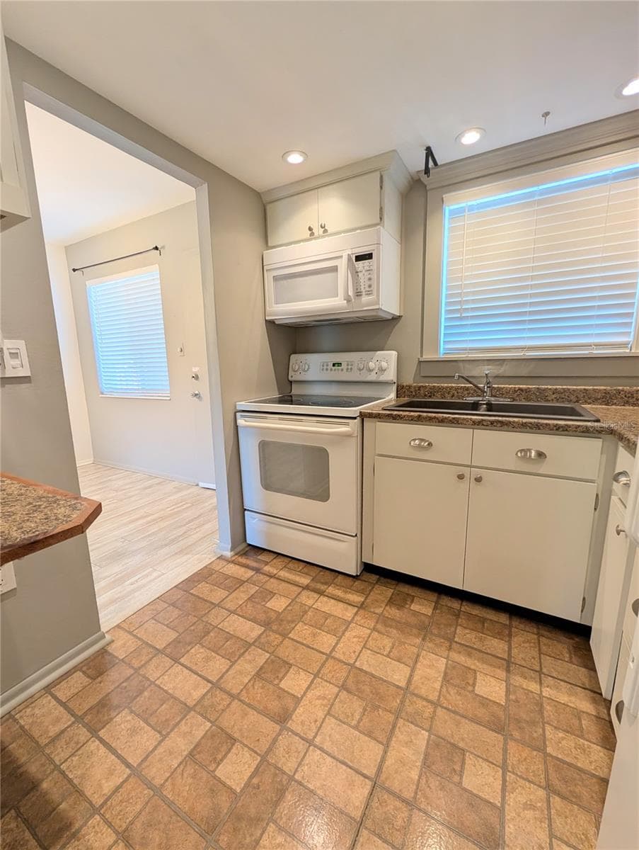Condominium at 2319 CANAL DR #F26, BRADENTON, photo 9 of 27