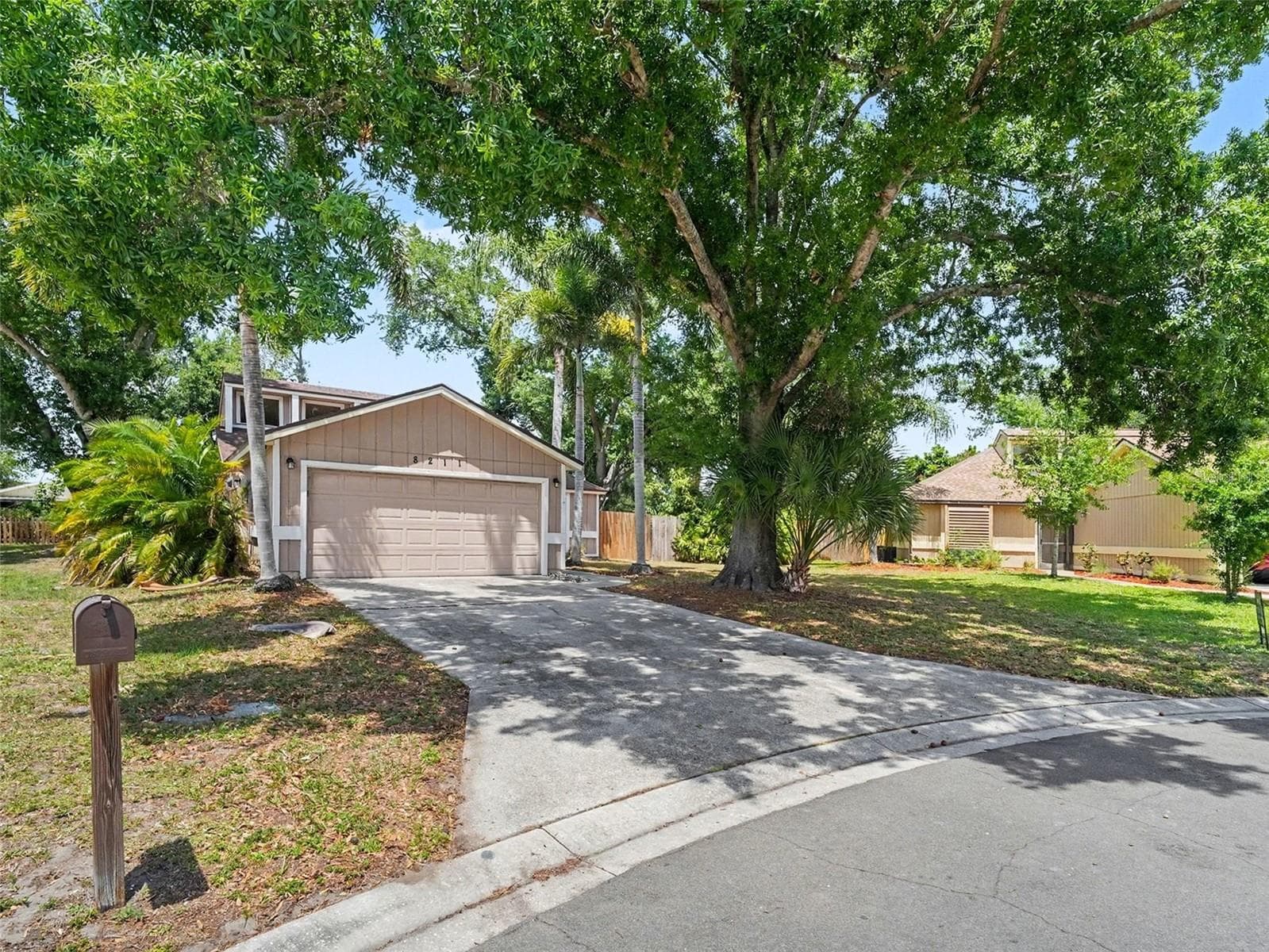 Single Family Residence at 8211 COUNTRY OAKS CT, SARASOTA, photo 2 of 22