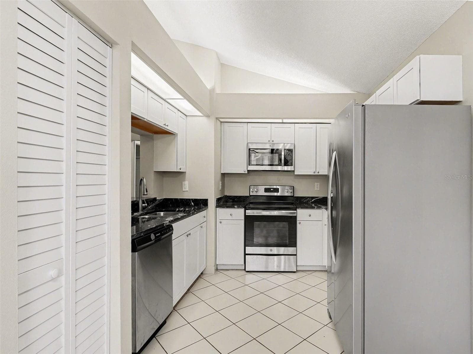 Single Family Residence at 8211 COUNTRY OAKS CT, SARASOTA, photo 7 of 22