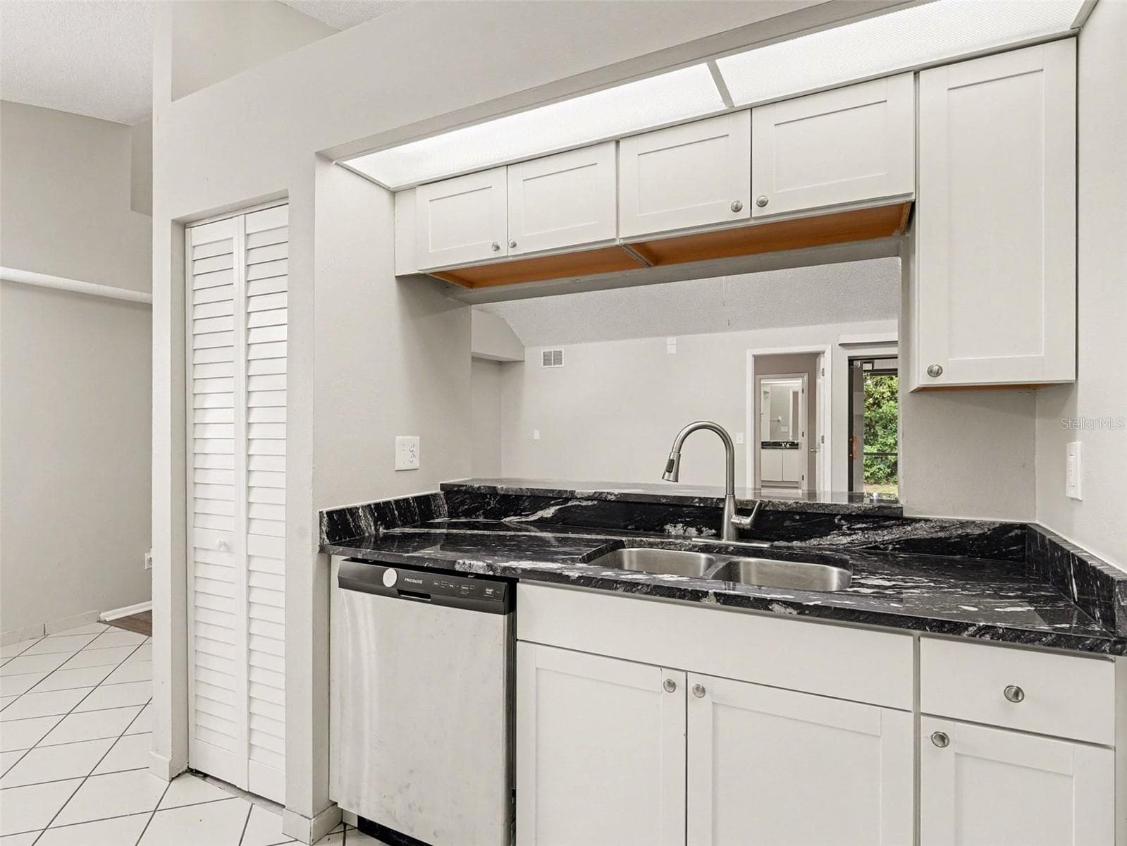 Single Family Residence at 8211 COUNTRY OAKS CT, SARASOTA, photo 8 of 22