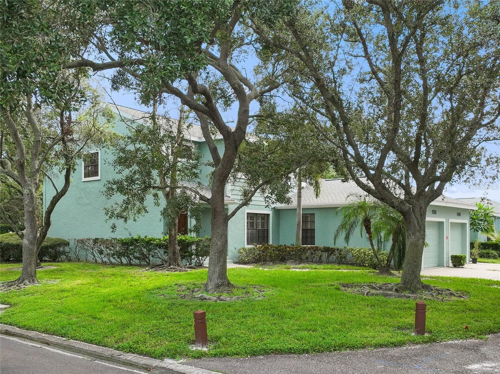Spacious side yard and oversized lot at 53' x 125' opens the door for options! - 1092 SANABEL CT NE, ST PETERSBURG