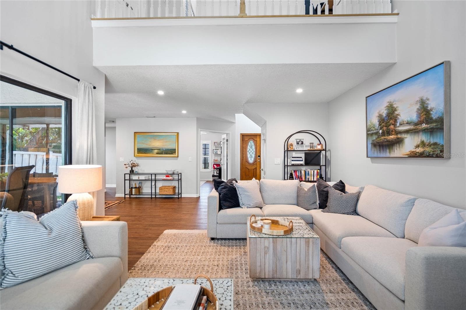 Homeowner's Expanding Living Space suits furniture for living and entertaining - 1092 SANABEL CT NE, ST PETERSBURG