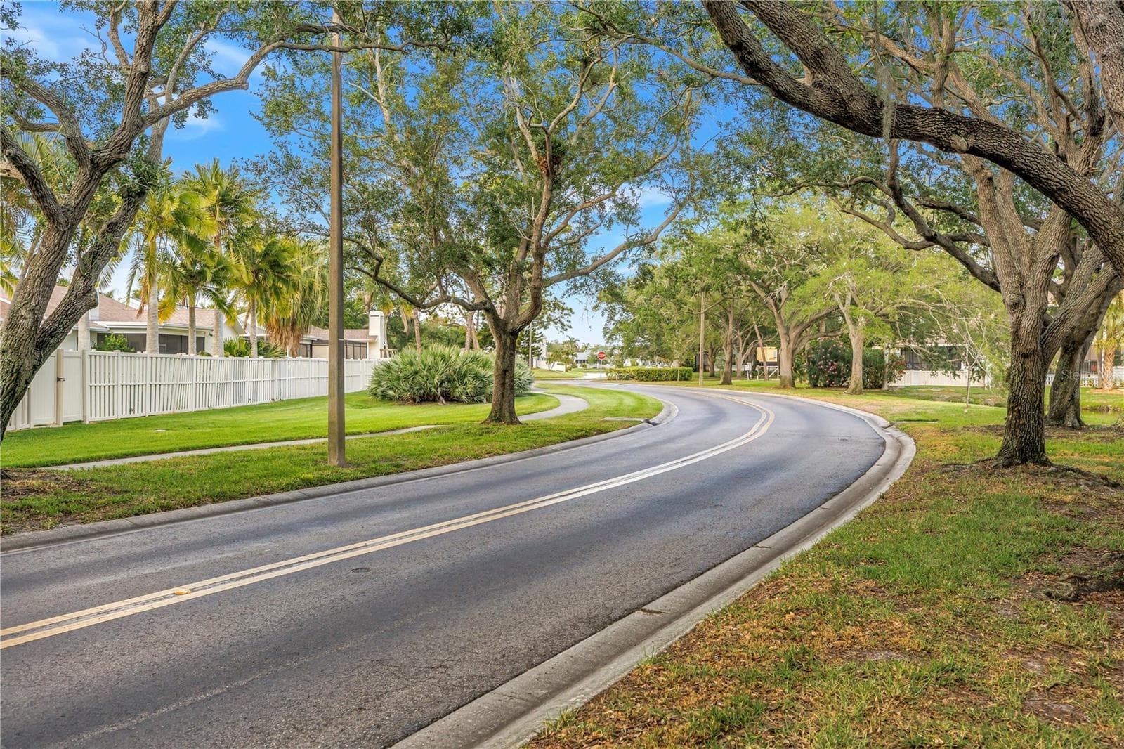 The final curve that lands on Lake Caya Costa. - 1092 SANABEL CT NE, ST PETERSBURG