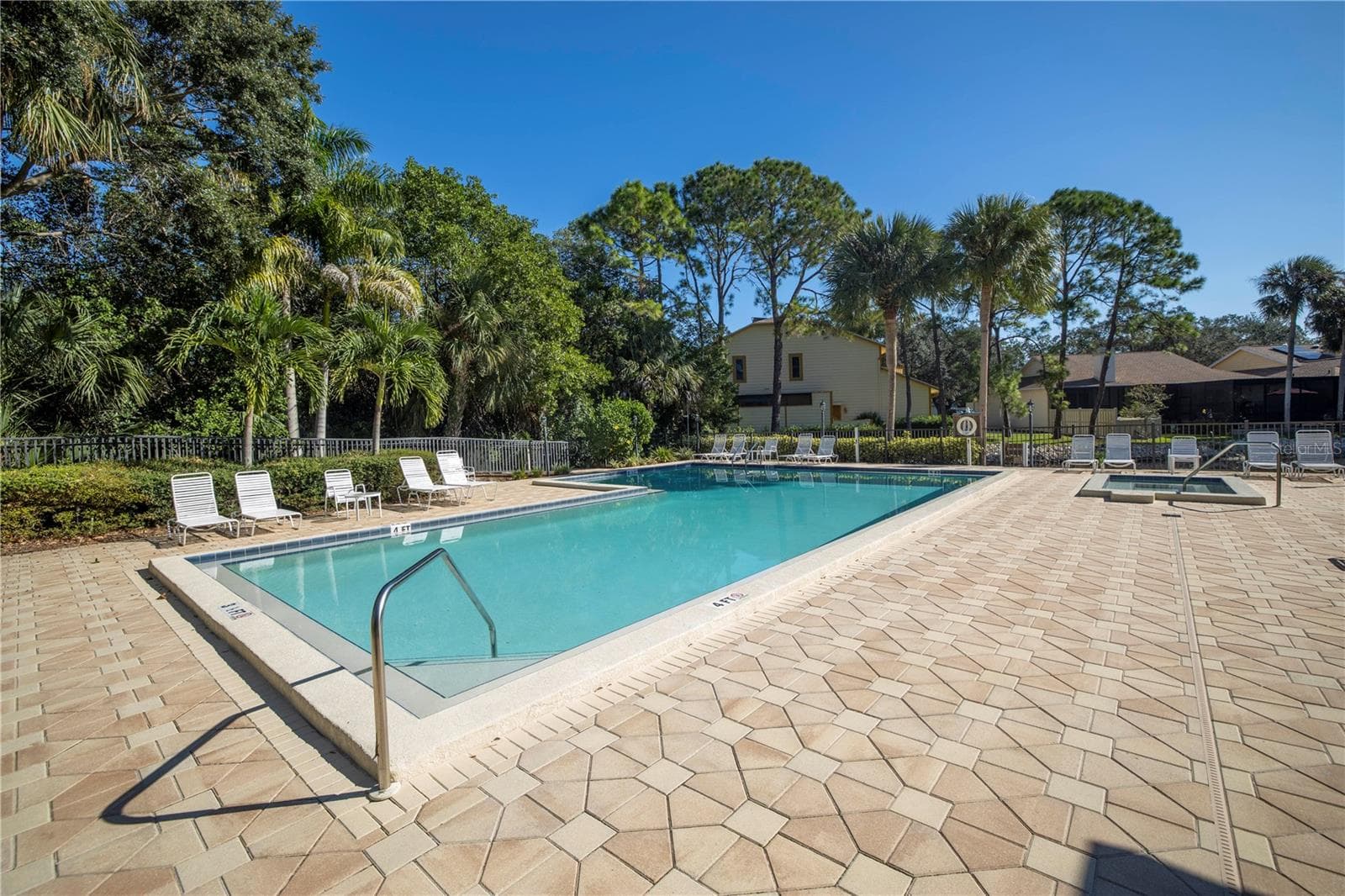 Resort Style Pool with plenty of pool deck and chaises - 1092 SANABEL CT NE, ST PETERSBURG