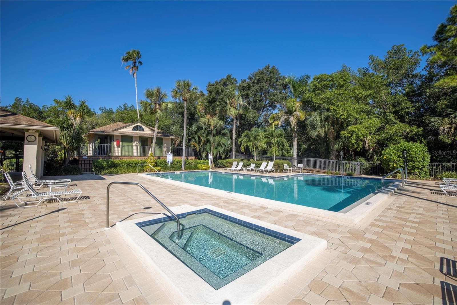 Spa tub with plenty of room for friends and neighbors - 1092 SANABEL CT NE, ST PETERSBURG
