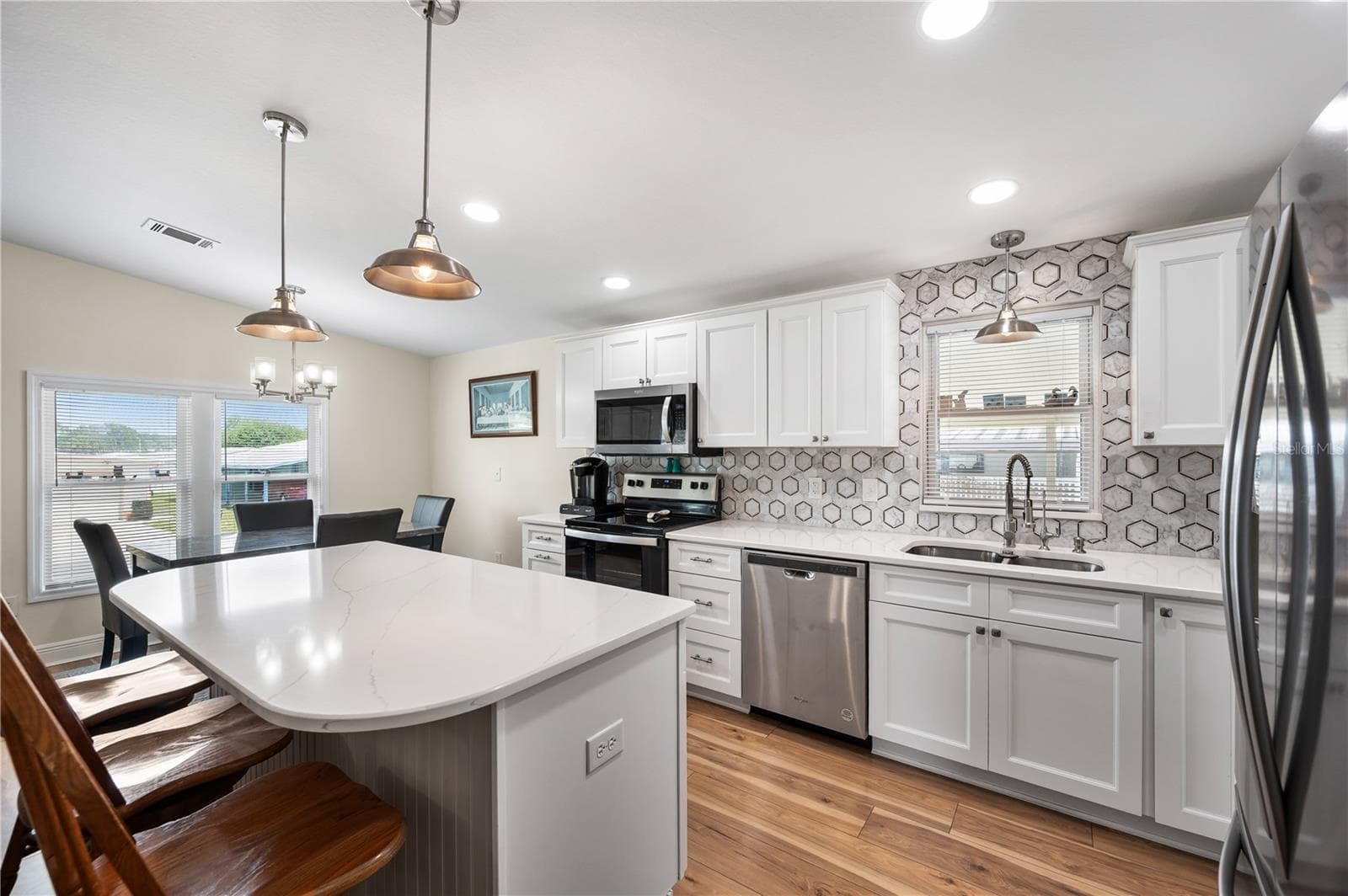Beautiful renovated kitchen - 1502 LONGBOW DR, LAKELAND
