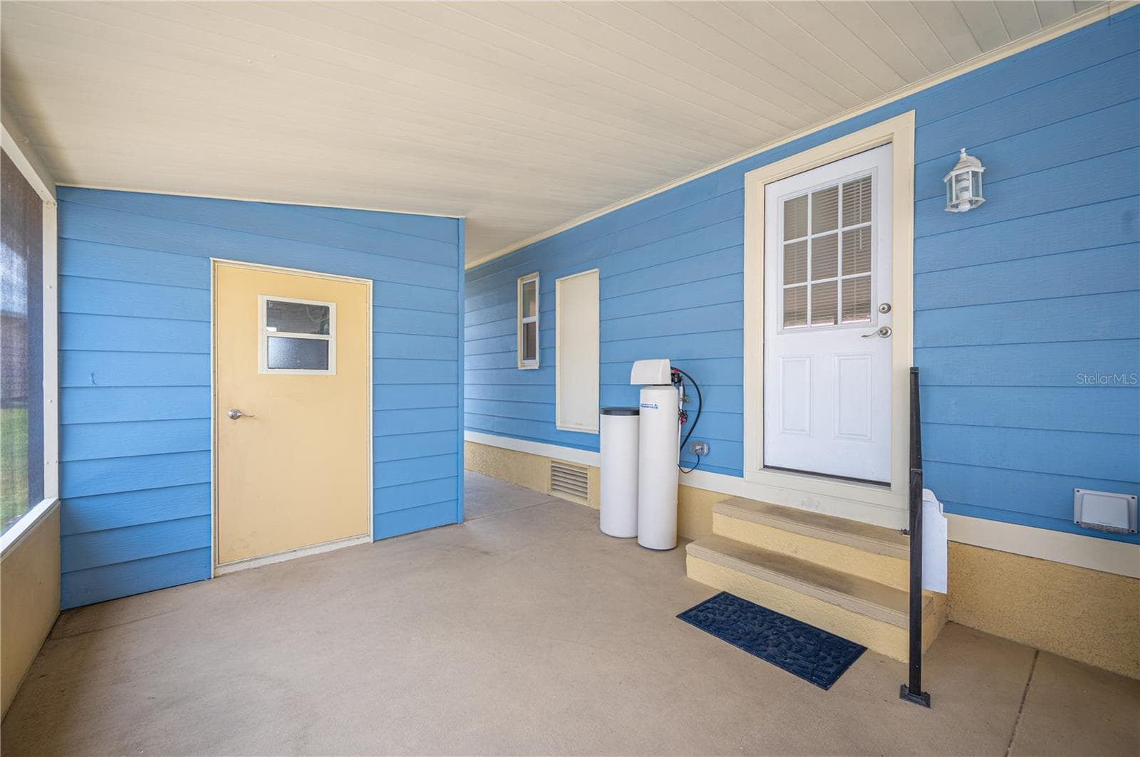 Covered screened porch - 1502 LONGBOW DR, LAKELAND
