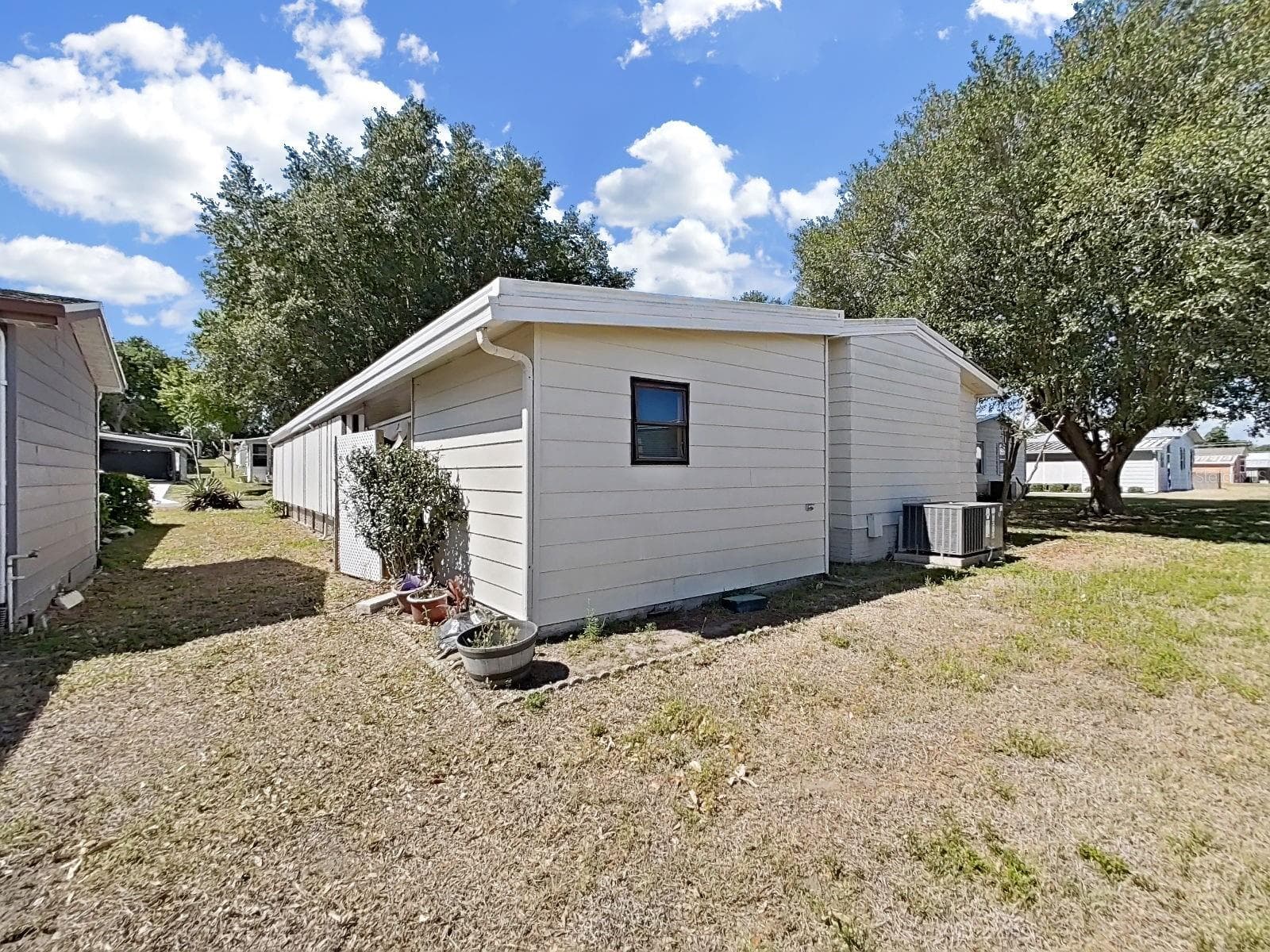Manufactured Home at 1688 FOXWAY DR, LAKELAND, photo 3 of 39