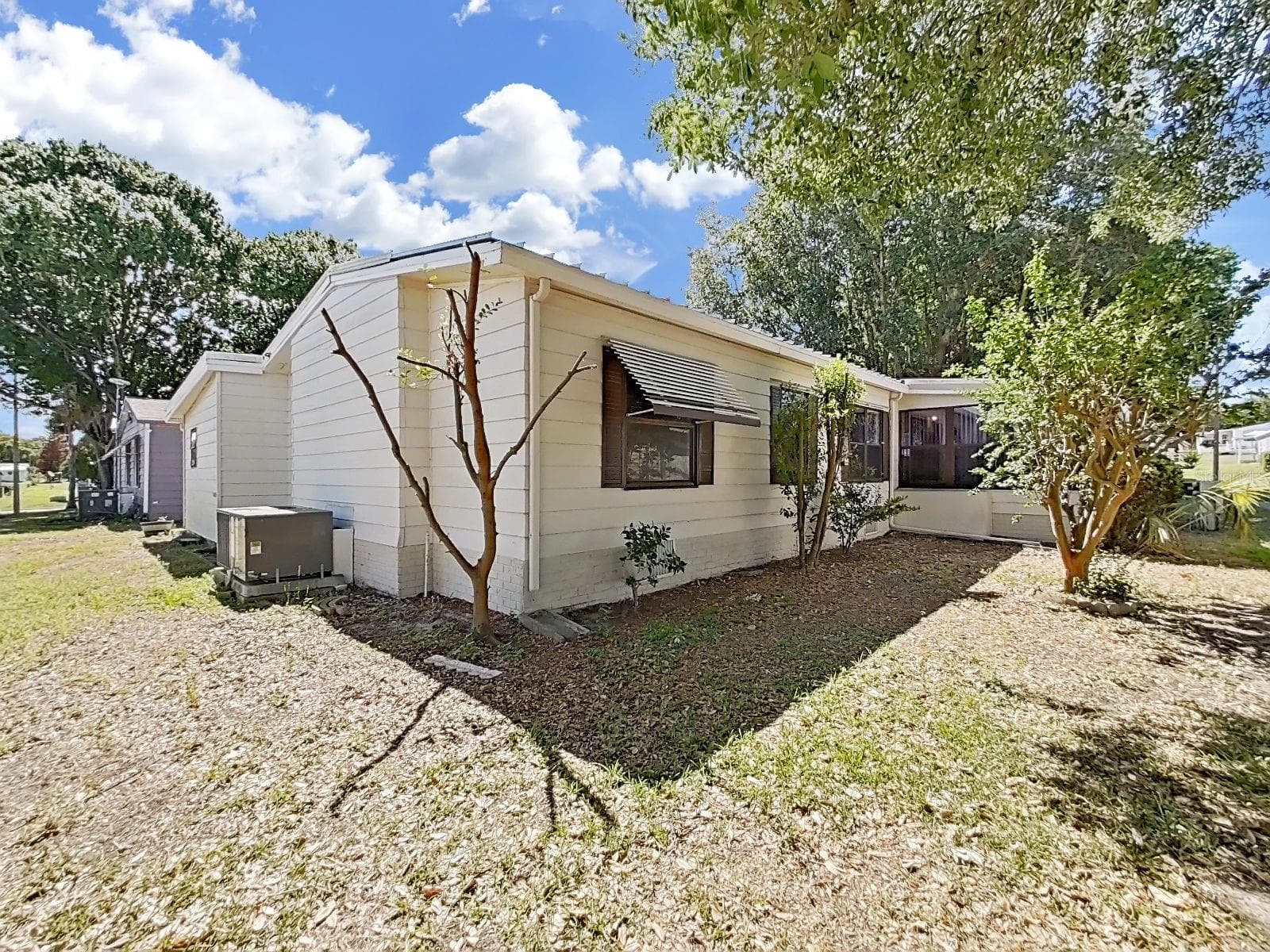Manufactured Home at 1688 FOXWAY DR, LAKELAND, photo 4 of 39