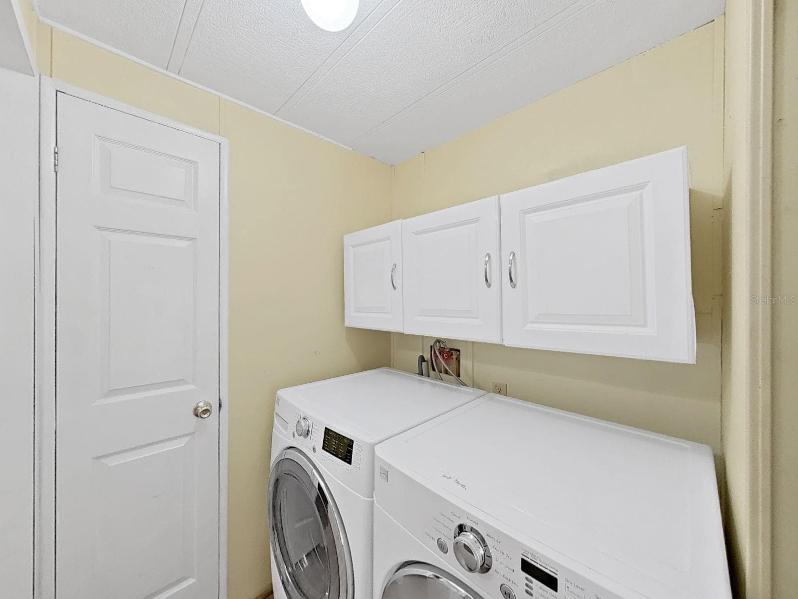 Manufactured Home at 1688 FOXWAY DR, LAKELAND, photo 9 of 39