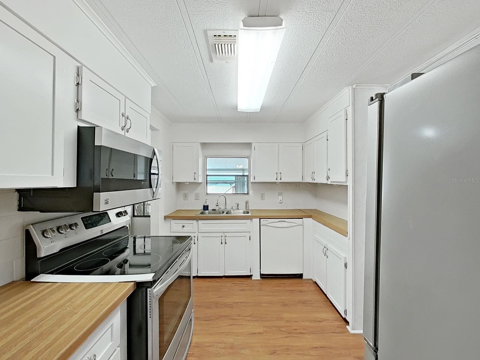 Manufactured Home at 1688 FOXWAY DR, LAKELAND, photo 11 of 39
