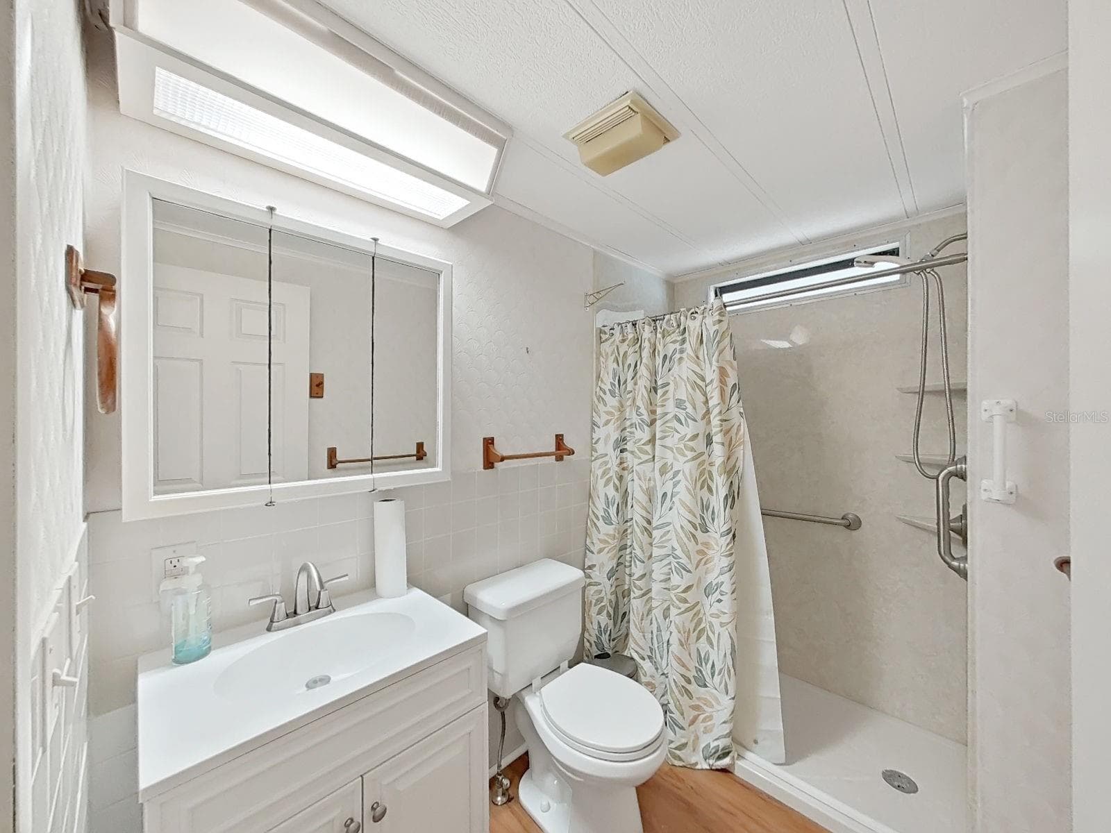 Guest bathroom - 1688 FOXWAY DR, LAKELAND