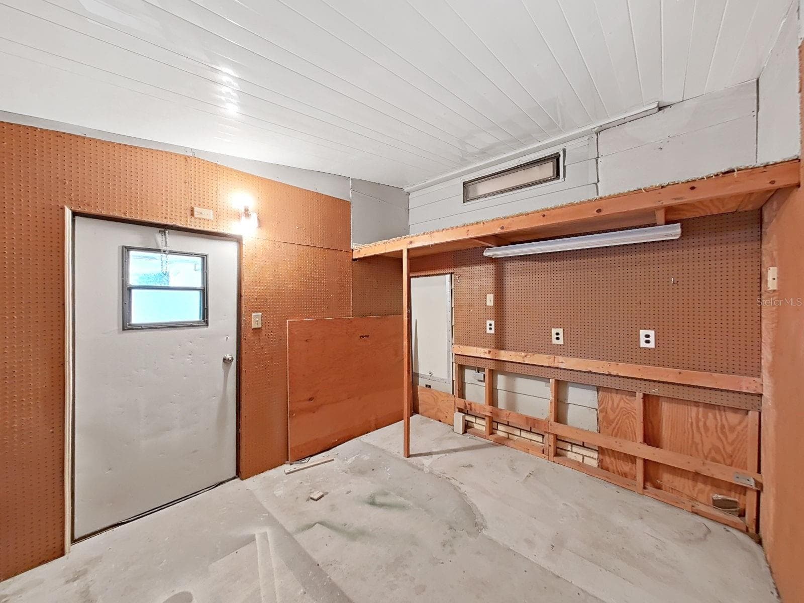 Storage shed - 1688 FOXWAY DR, LAKELAND