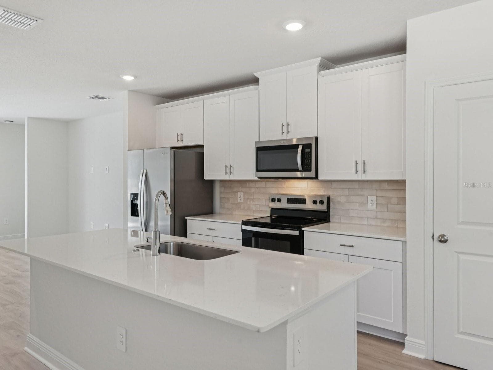 Single Family Residence at 887 SUNSHOWER DR, LADY LAKE, photo 3 of 11