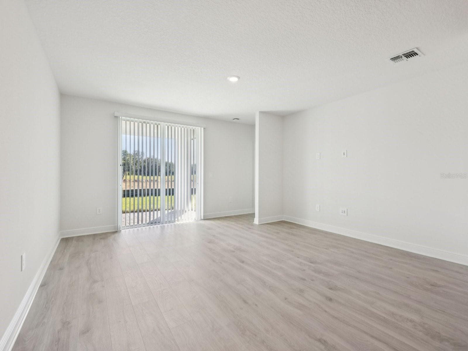 Single Family Residence at 887 SUNSHOWER DR, LADY LAKE, photo 7 of 11