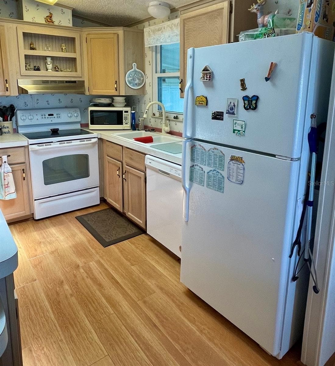 working kitchen with tons of counter space - 152 SHADY LN #152, PALMETTO