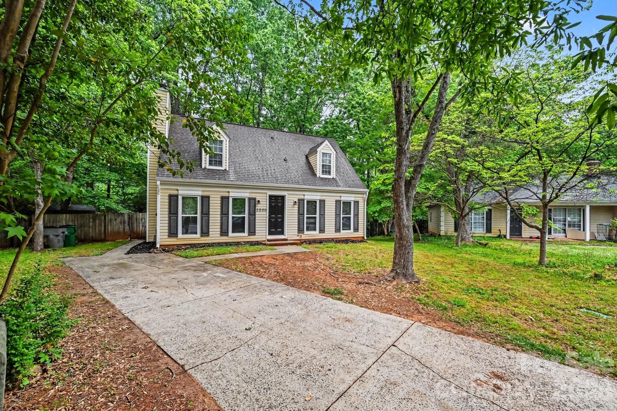 Single Family Residence at 8800 Royal Scot Lane, Charlotte, photo 2 of 22