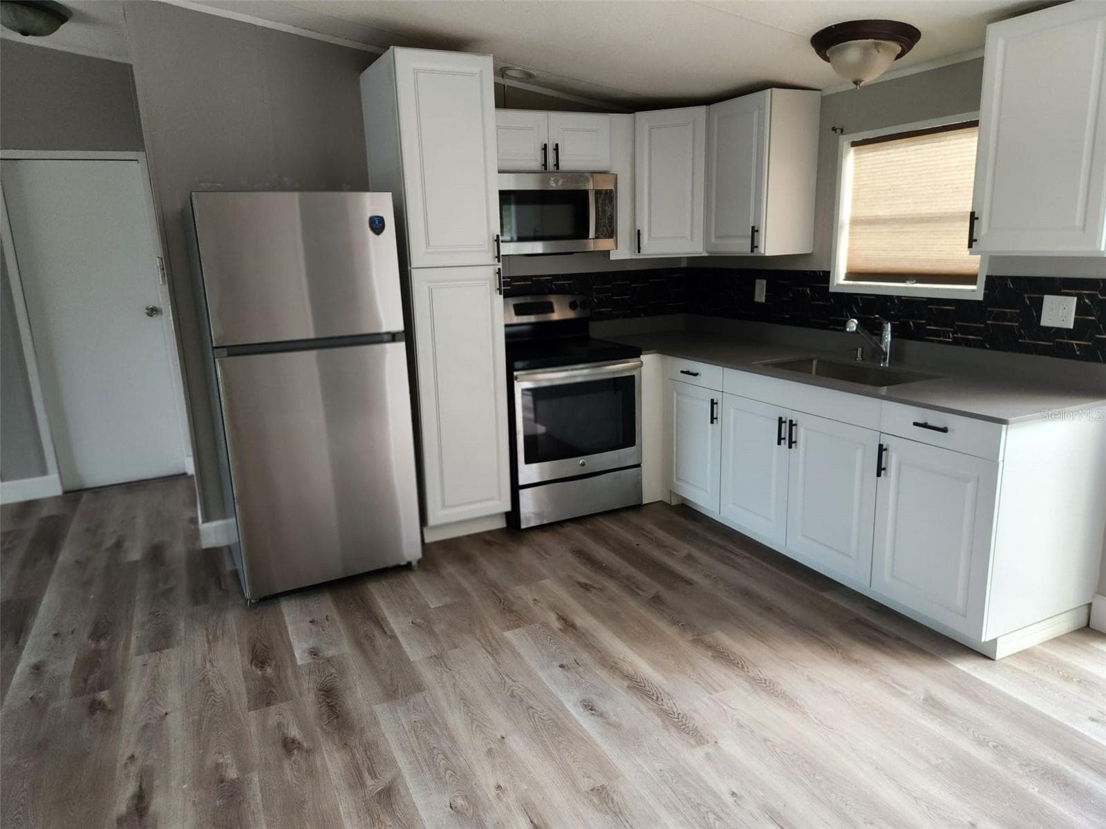 Manufactured Home at 9514 11TH AVE, ORLANDO, photo 6 of 20