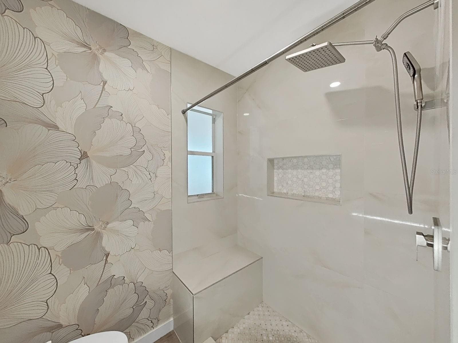 full hall bath - 7608 BARRY RD, TAMPA