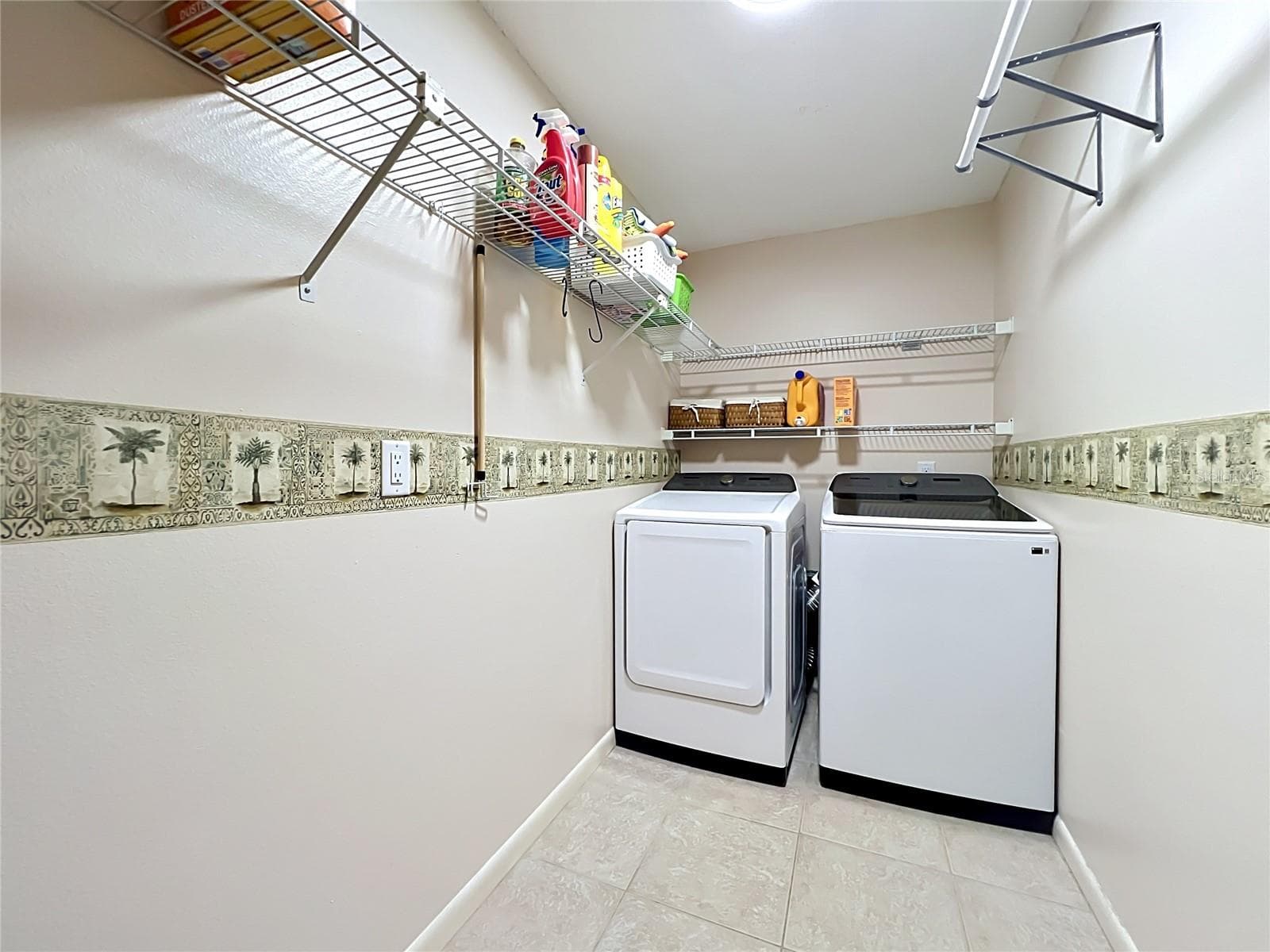 Large indoor laundry - 105 CEDAR OAK TRL, LONGWOOD