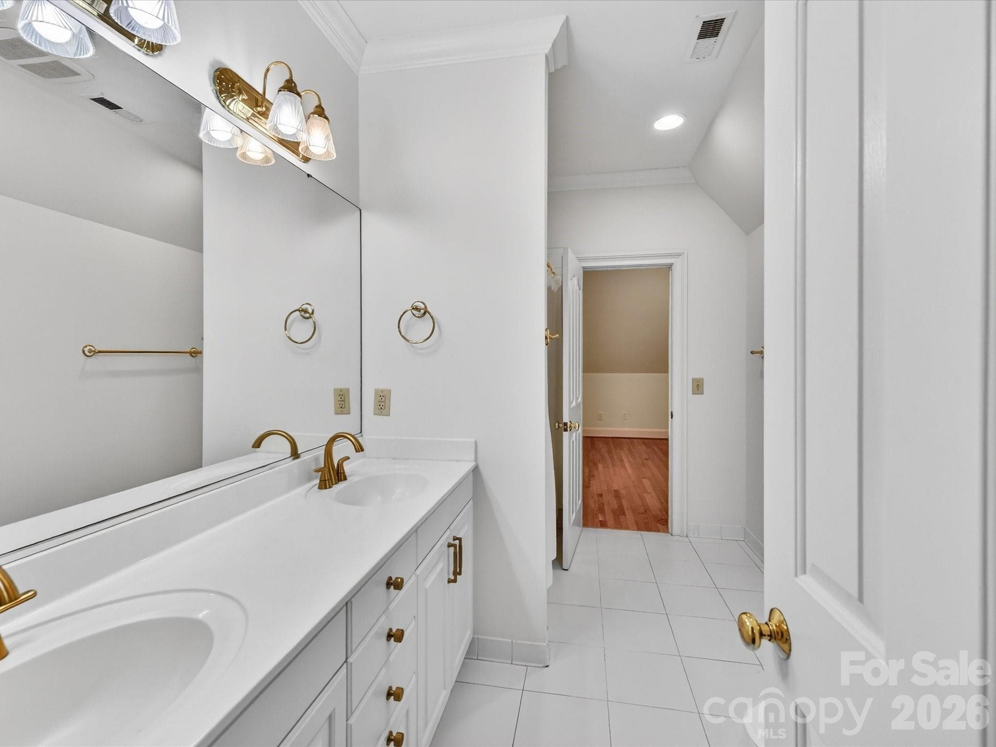 Jack and Jill bath - Charlotte