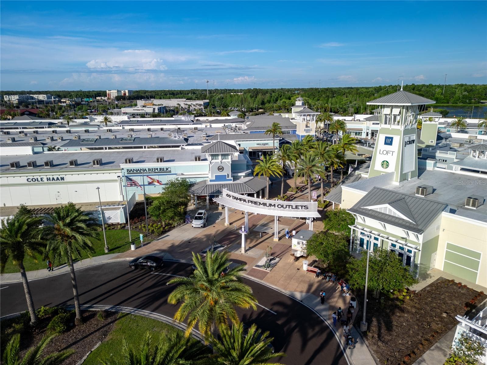 1.8 Miles from the Tampa outlets + lots of shopping & dinning! - 4062 CLOUD HOPPER WAY, LUTZ