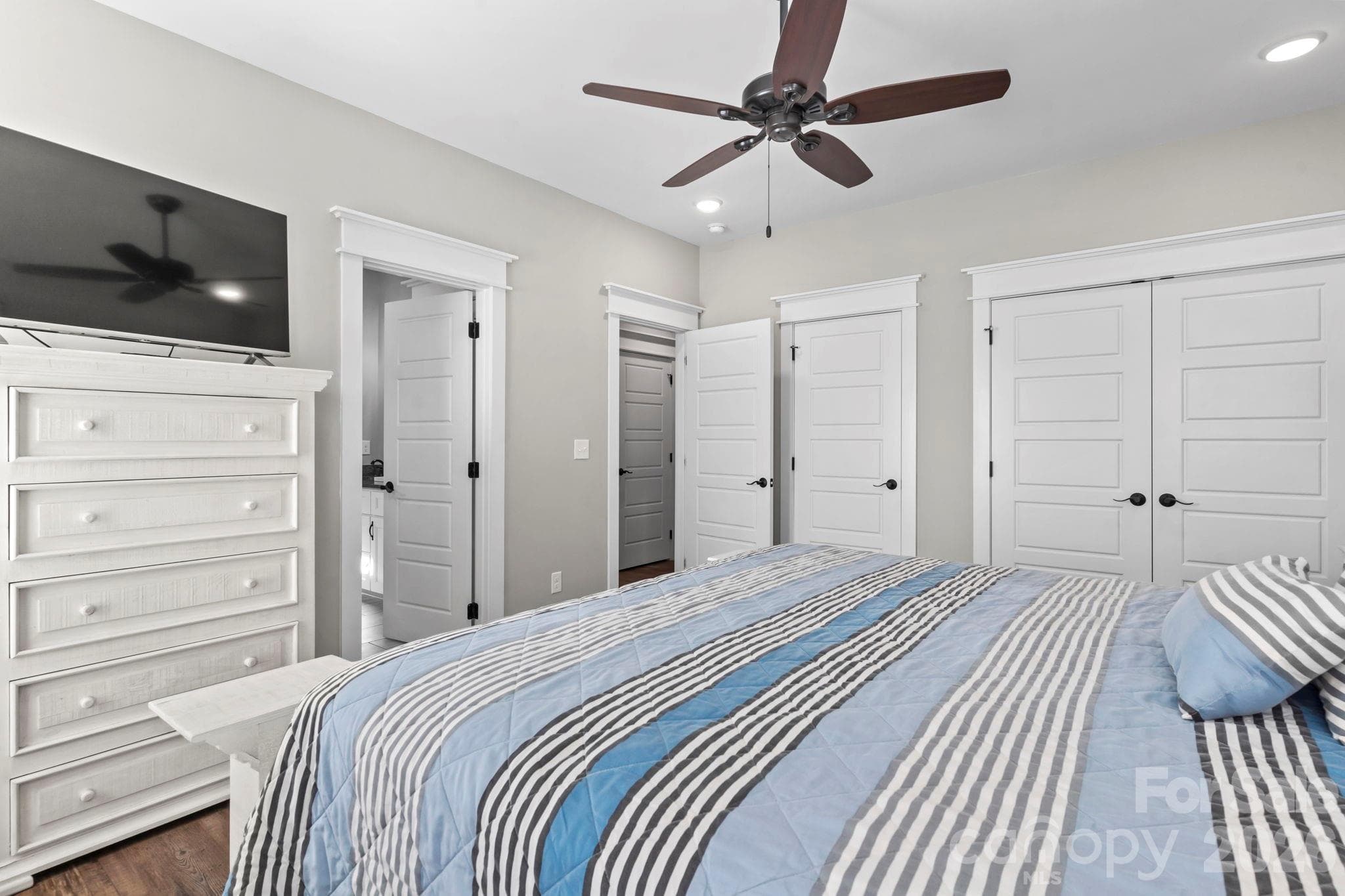 Single Family Residence at 119 Sunset Drive, Garden City, photo 21 of 44