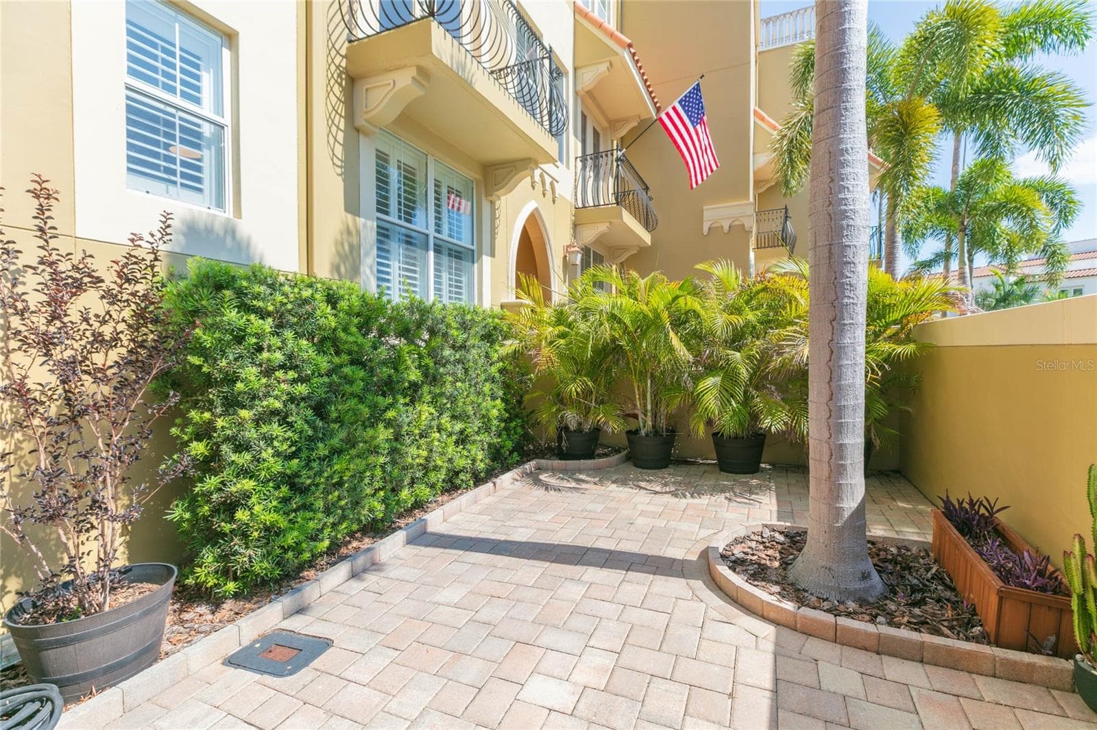 Private front courtyard... - 114 E DAVIS BLVD #13, TAMPA